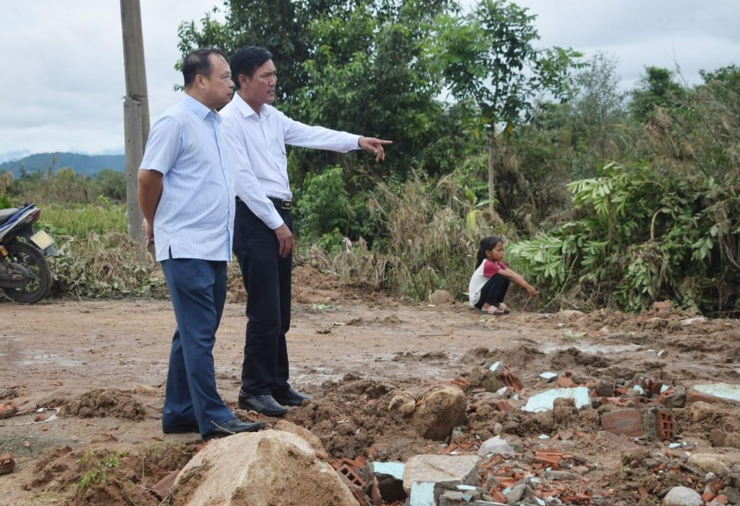 Phó Chủ tịch UBND tỉnh Dương Mah Tiệp (bên trái) kiểm tra tuyến đường tràn liên hợp thôn 1 đi thôn Mơ Năng 2 xã Ia Pa. Ảnh: CV.