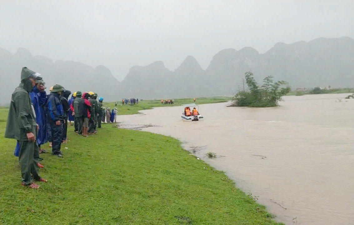 Lực lượng chức năng ở địa phương phối hợp cùng người
dân tổ chức tìm kiếm em Trương Thanh Đ. Ảnh: X.P