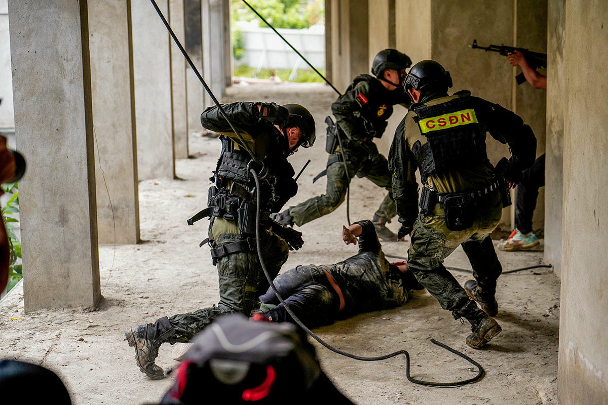 Những tình huống giả định bắt tội phạm khủng bố căng thẳng đến nghẹt thở. Anh: H.A.