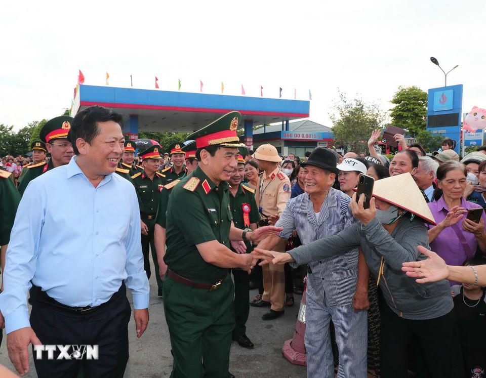 Đại tướng Phan Văn Giang và nhân dân địa phương tại lễ khánh thành cầu Phong Châu mới. (Ảnh: Trọng Đức/TTXVN).