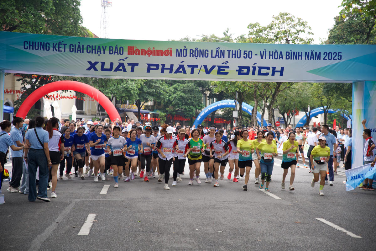 Chung kết cấp Thành phố Giải chạy Báo Hànộimới mở rộng lần thứ 50 - Vì hòa bình năm 2025  chào đón sự góp mặt của 1.500 vận động viên, cán bộ thuộc các khối quận, huyện, thị xã, trường đại học, cao đẳng, trung học chuyên nghiệp - dạy nghề của Hà Nội và các tỉnh, thành phố cùng 2.500 vận động viên. Ảnh: Phạm Sỹ.