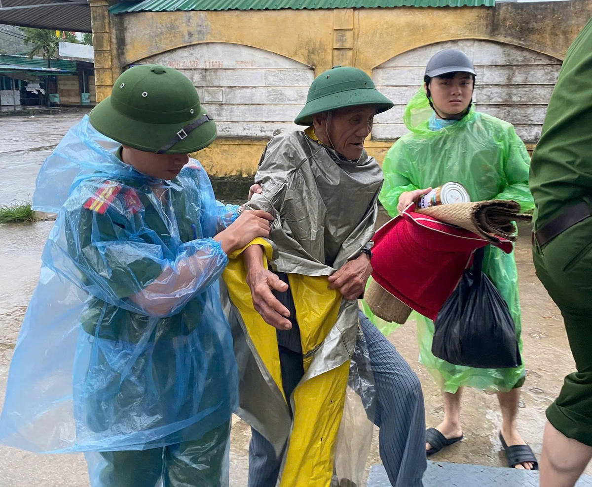 Song song với đó, Công an Nghệ An cũng chủ động vào cuộc, huy động lực lượng tại chỗ để ứng phó khẩn trương. Ảnh: HH