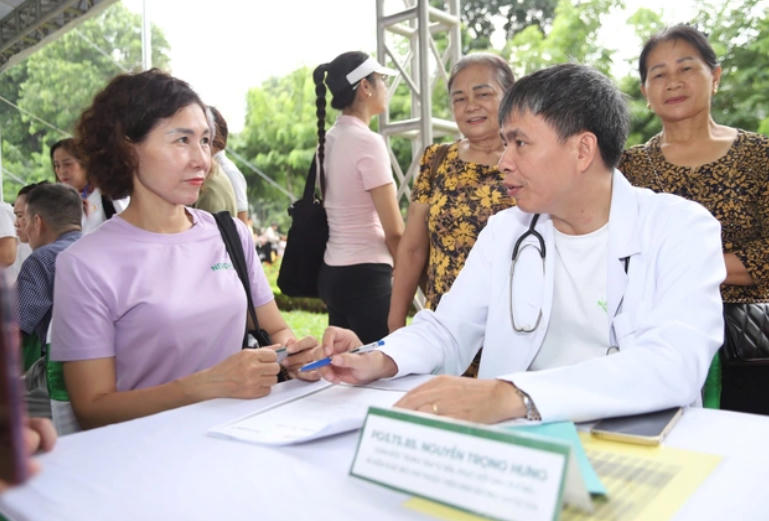 Người dân được các chuyên gia dinh dưỡng khám và tư vấn dinh dưỡng miễn phí.