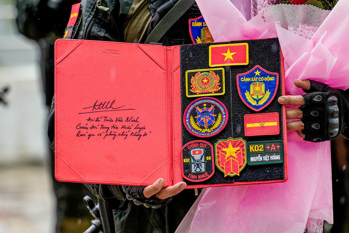 Phần quà mà các chiến sĩ nhập vai được Trung tâm Huấn luyện quốc gia về Phòng, chống khủng bố - Bộ Tư lệnh Cảnh sát cơ động tặng trước khi kết thúc hành trình tại đây. Ảnh: H.A.