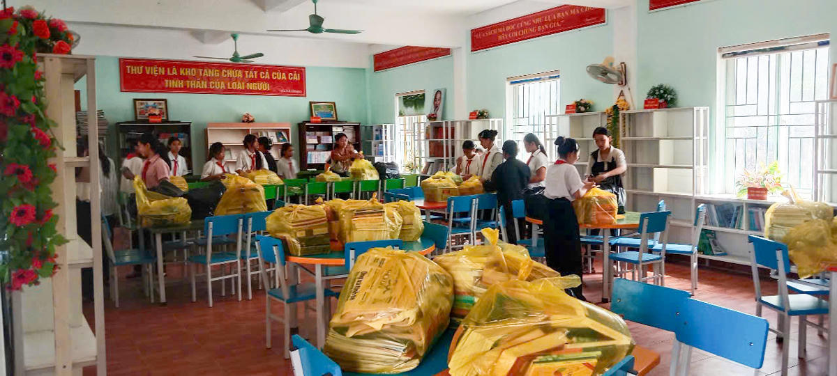 Bàn ghế, hồ sơ, thiết bị dạy học được che chắn, cất giữ, phòng học được chằng chống chắc chắn để đảm bảo an toàn.