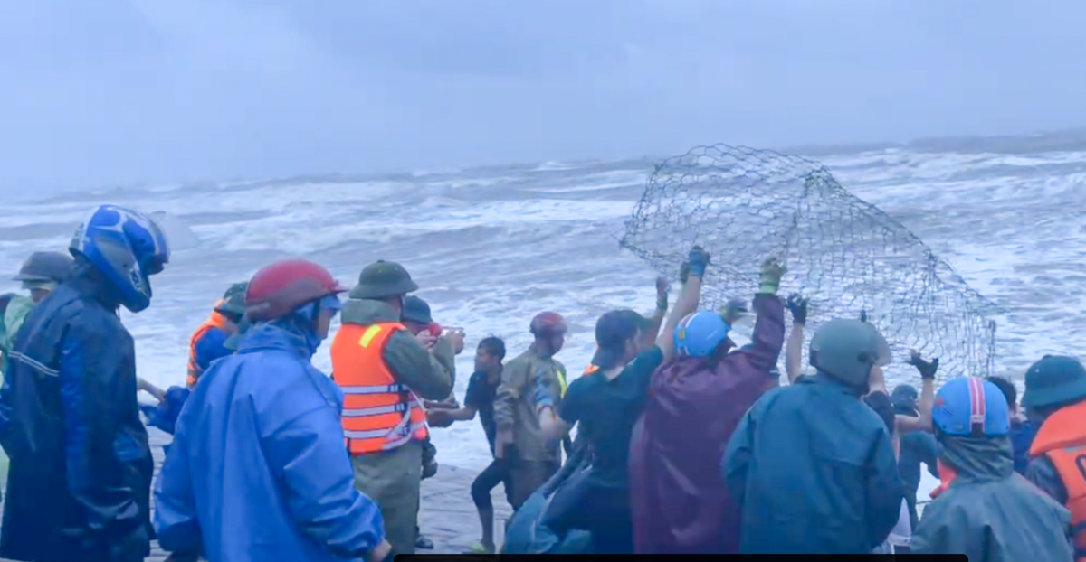  Rọ thép được lấp đầy đá hộc loại lớn, các rọ nối liền tạo thành bức tường tạm thời.