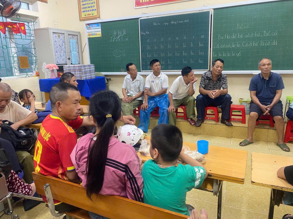 Tại đây, người dân được bố trí nơi ăn ở tạm thời, có chỗ ngủ nghỉ, đồng thời lực lượng y tế, dân quân và các đoàn thể vào cuộc hỗ trợ, đảm bảo an toàn tuyệt đối trong thời gian lưu trú. Ảnh; ĐB