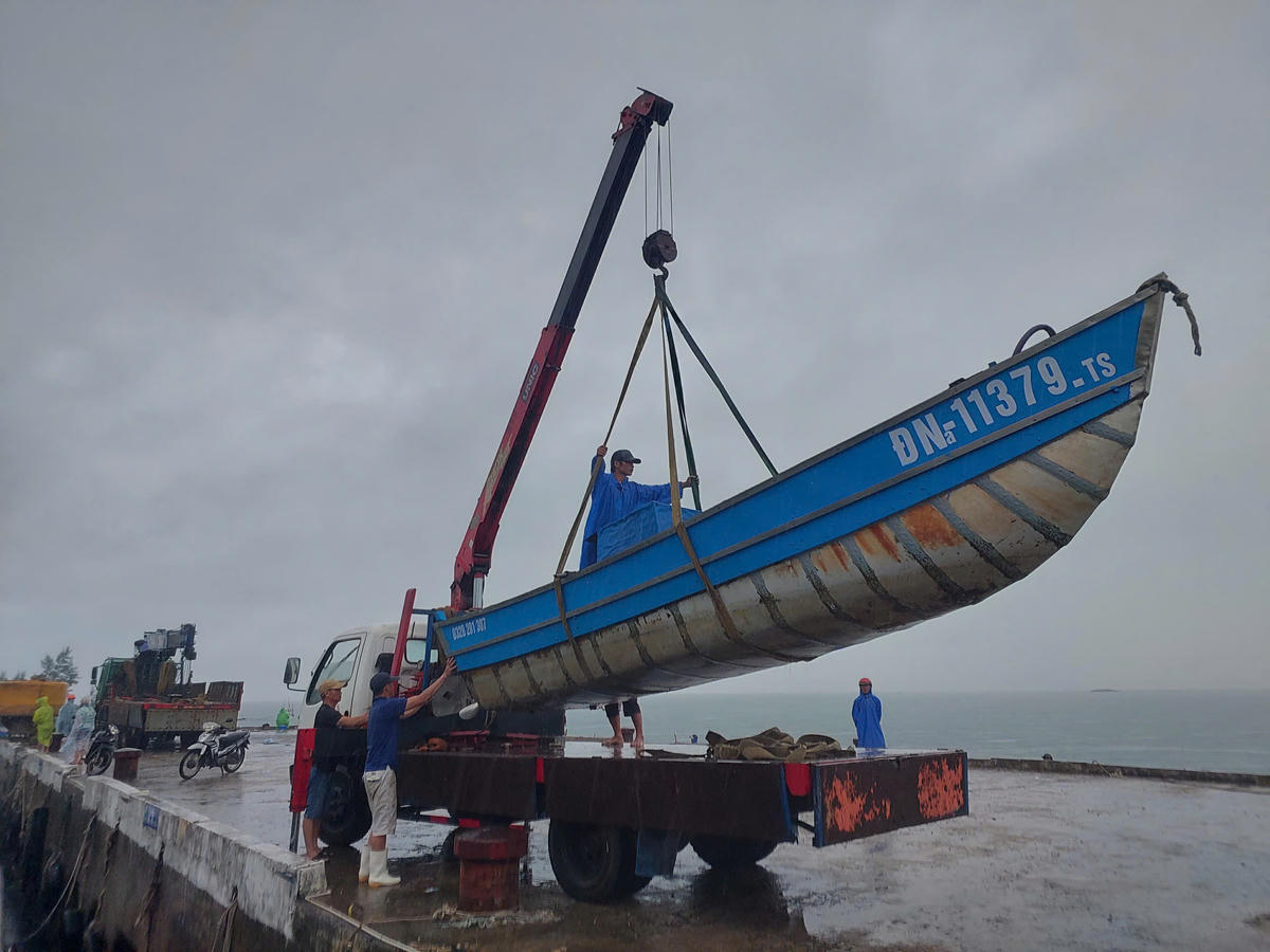 Các phương tiện tàu
thuyền được ngư dân đưa lên bờ. Ảnh: CV.

 