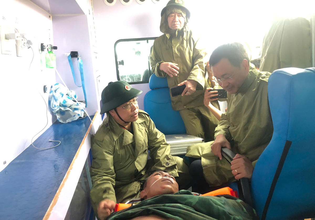 Lãnh đạo tỉnh Quảng Trị thăm hỏi, động viên thuyền viên. Ảnh:
BPCC.