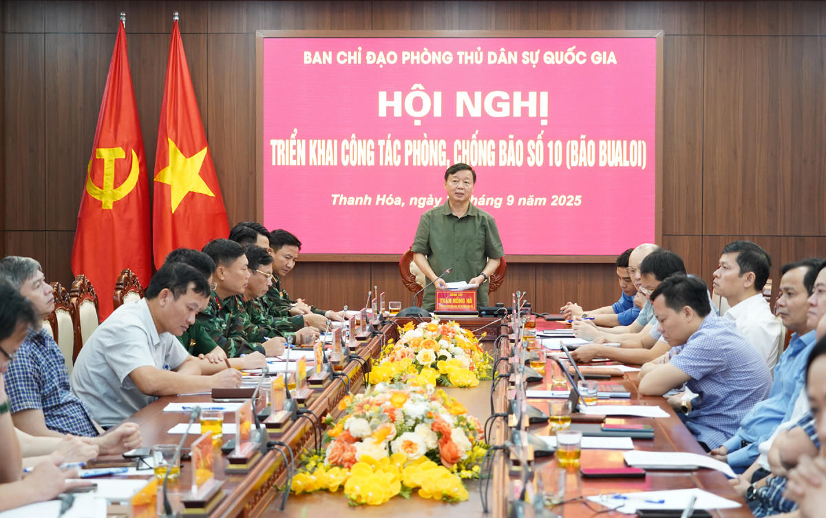Phó Thủ tướng Trần Hồng Hà triển khai công tác phòng chống bão số 10 tại điểm cầu Thanh Hóa. Ảnh: Đình Hợp
