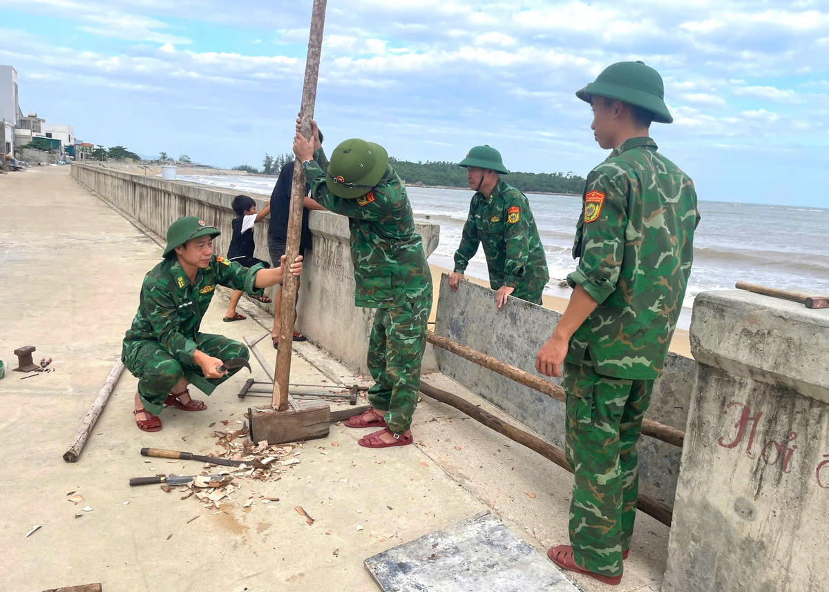Tại cuộc họp trực tuyến với các địa phương về công tác phòng, chống bão số 10, UBND tỉnh Nghệ An yêu cầu Bộ đội Biên phòng phối hợp với chính quyền ven biển tiếp tục rà soát, hướng dẫn ngư dân neo đậu an toàn, kiên quyết di dời người dân trên lồng bè, chòi canh đến nơi trú tránh trước khi bão ảnh hưởng trực tiếp. Ảnh: ĐB