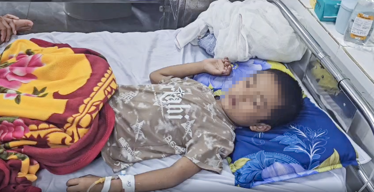 Hàng chục học sinh phải nhập viện với các triệu chứng đau bụng, nôn ói, tiêu chảy.