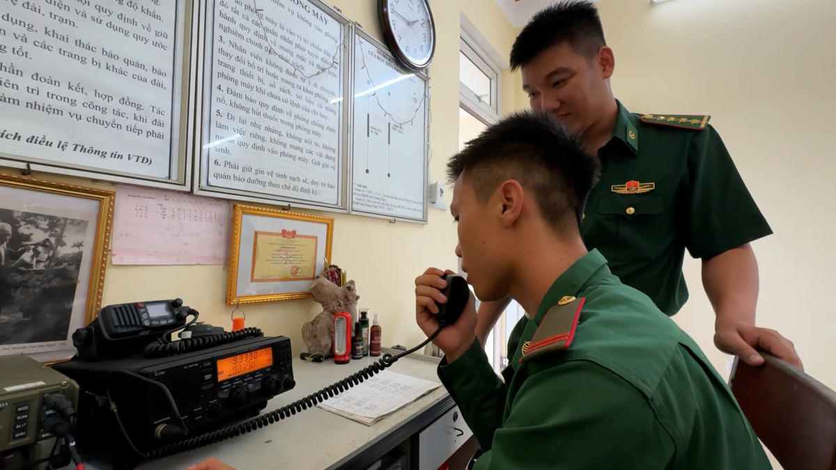 Lực lượng chức năng Quảng Ngãi thông tin
về tình hình cơn bão số 10 cho tàu thuyền di chuyển khỏi vùng biển nguy hiểm. Ảnh: CV.