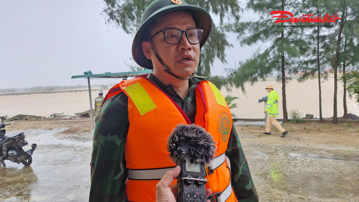 Trung
tá Nguyễn Văn Anh, Chính trị viên Đồn Biên phòng cửa khẩu cảng Cửa Việt cho biết,
thời điểm gặp nạn, trên 2 thuyền có tất cả 11 người. Ảnh: Đỗ Văn.