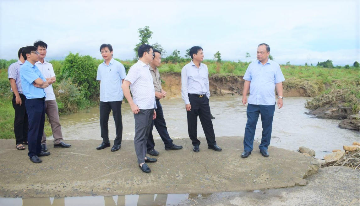 Phó Chủ tịch UBND tỉnh Dương Mah Tiệp (ngoài cùng bên phải) kiểm tra ngầm tràn trên tuyến đường tỉnh 666 đi thôn Bi Giông, xã Pờ Tó. Ảnh: CV.