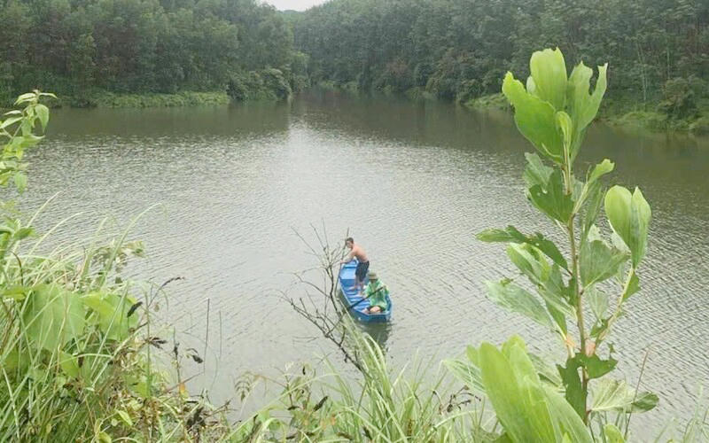 Lực lượng chức năng khẩn trương trục vớt xe để đảm bảo an toàn dòng chảy và khu vực xung quanh.