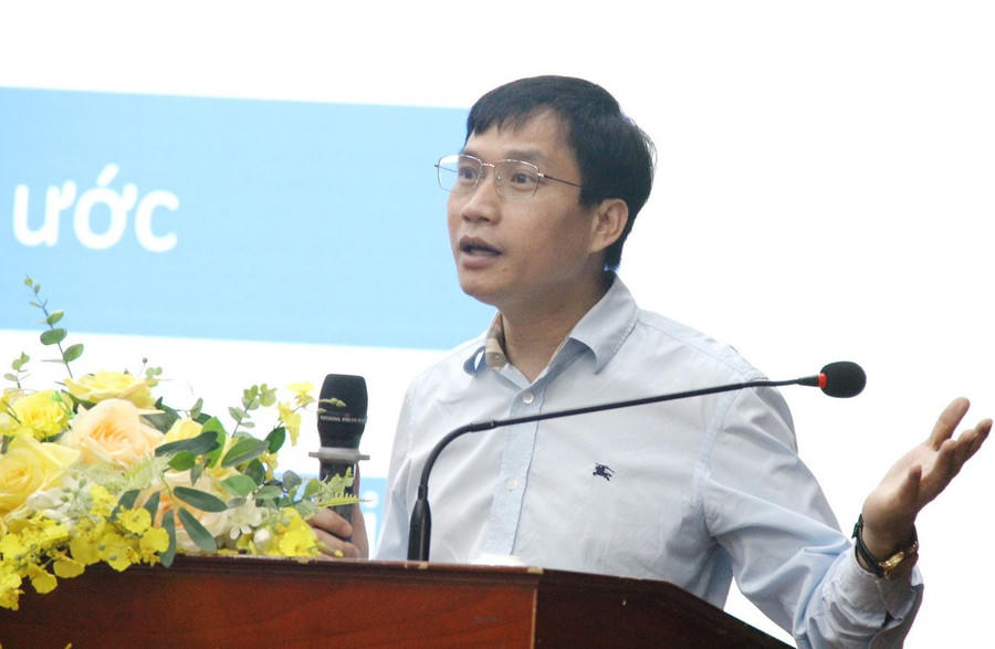 GS.TS Trần Văn Tấn – Trường ĐH Sư phạm Hà Nội trao đổi tại hội thảo.