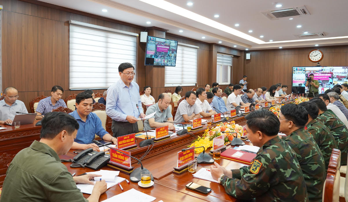 Lãnh đạo tỉnh Thanh Hóa báo cáo tình hình chuẩn bị ứng phó với bão số 10. Ảnh: Đình Hợp