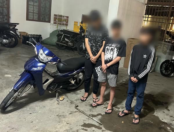 3 nghi phạm cùng xe máy trộm cắp được. Ảnh: Nguyễn Tú.