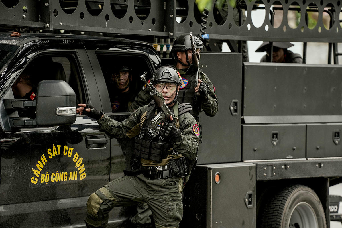 Các chiến sĩ nhập vai trong tâm thế sẵn sàng xuất trận. Ảnh: H.A.