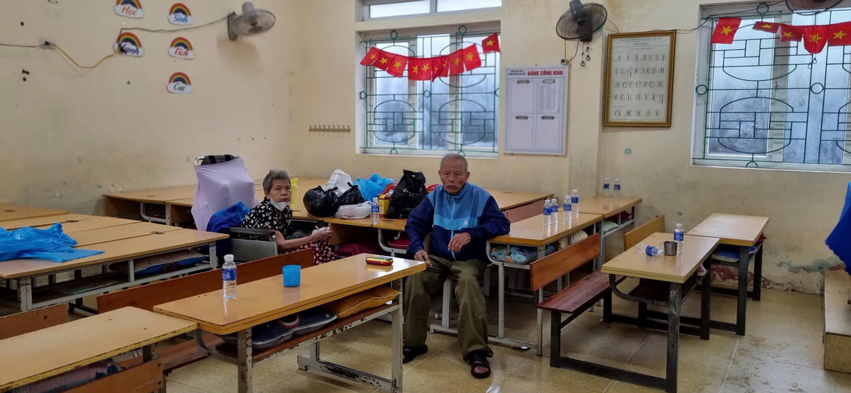 Ông Trần Xuân Vinh, Tổ trưởng tổ phòng chống bão lụt khu vực Nghi Thủy cho biết, công tác di dời được triển khai nhanh chóng, nhờ sự đồng thuận của bà con nên diễn ra thuận lợi, trật tự. Ảnh: ĐB