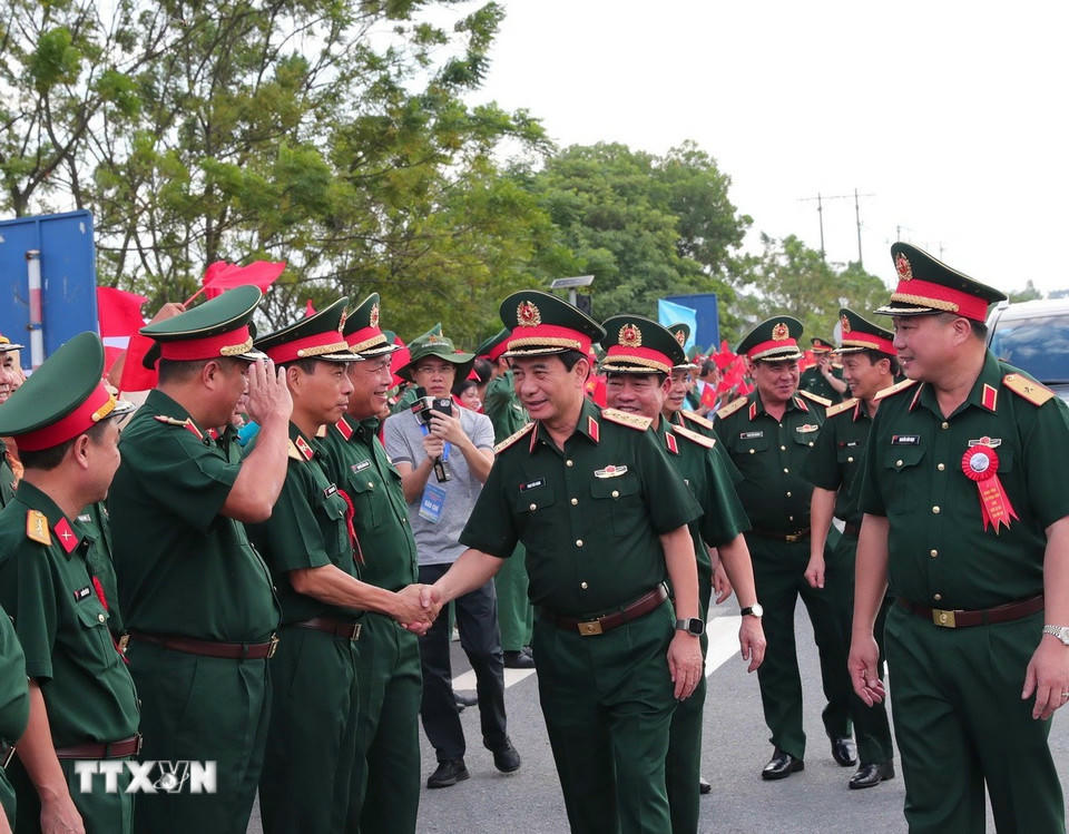 Đại tướng Phan Văn Giang và cán bộ, chỉ huy Binh đoàn 12 trong ngày khánh thành cầu Phong Châu. (Ảnh: Trọng Đức/TTXVN).