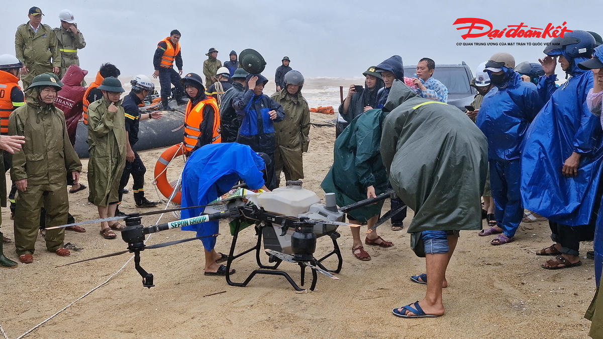 Mưa
to, sóng lớn kèm theo gió giật mạnh khiến công tác ứng cứu gặp nhiều khó khăn. Ảnh:
Đỗ Văn.