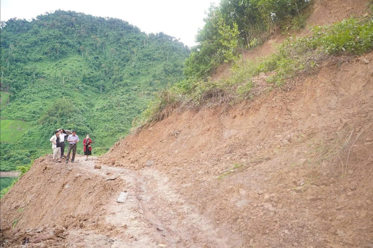 Một số tuyến đường miền vo thôn Z’Lao, xã Tây Giang bị sạt lở. Ảnh: CV.