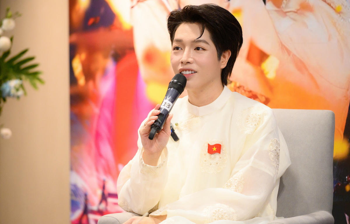 Ca sĩ Đức Phúc trong buổi họp báo.