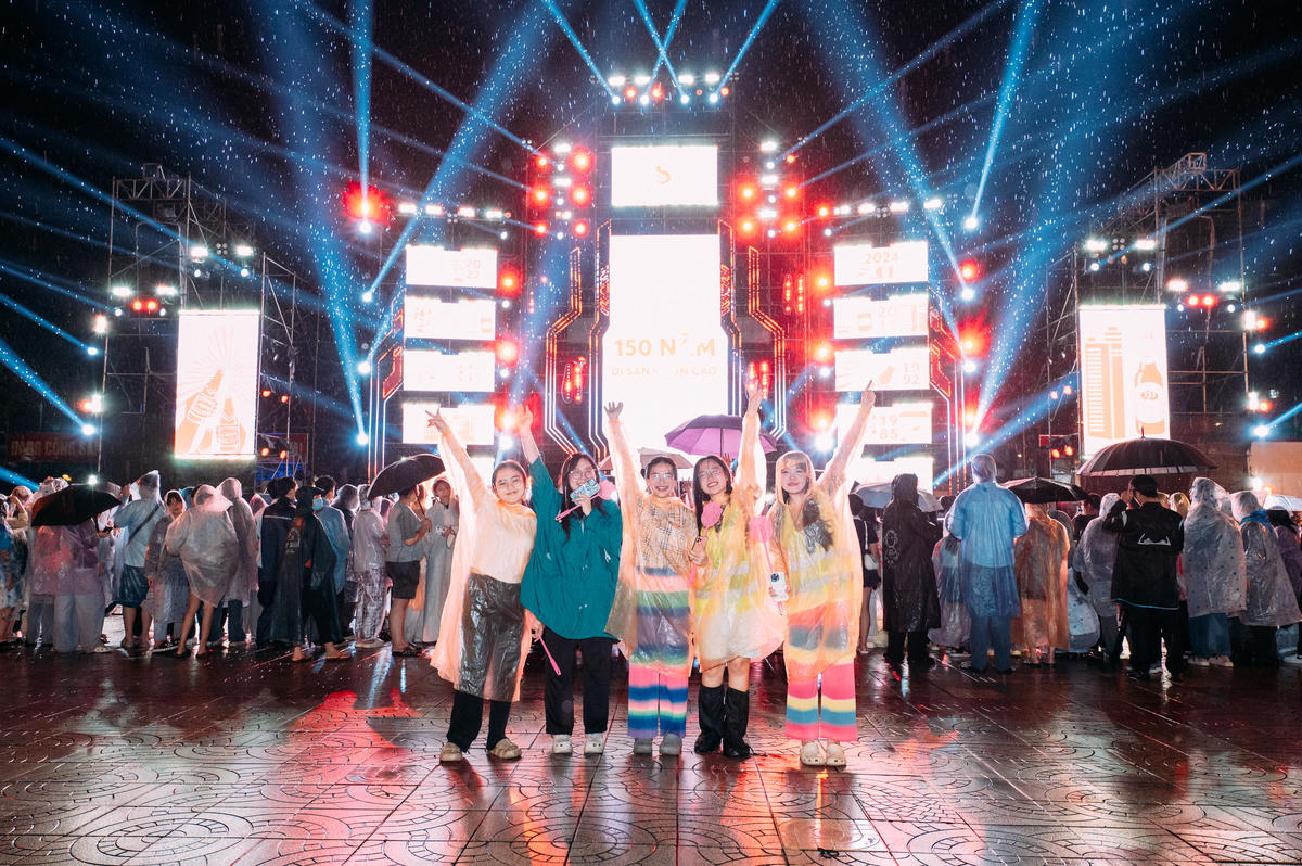 Dù trời mưa, người dân vẫn thích thú tương tác tại khu vực “Kết nối cùng Cộng đồng” với màn trình diễn của ca sĩ Tiêu Minh Phụng, Lamoon (Ảnh: BTC)