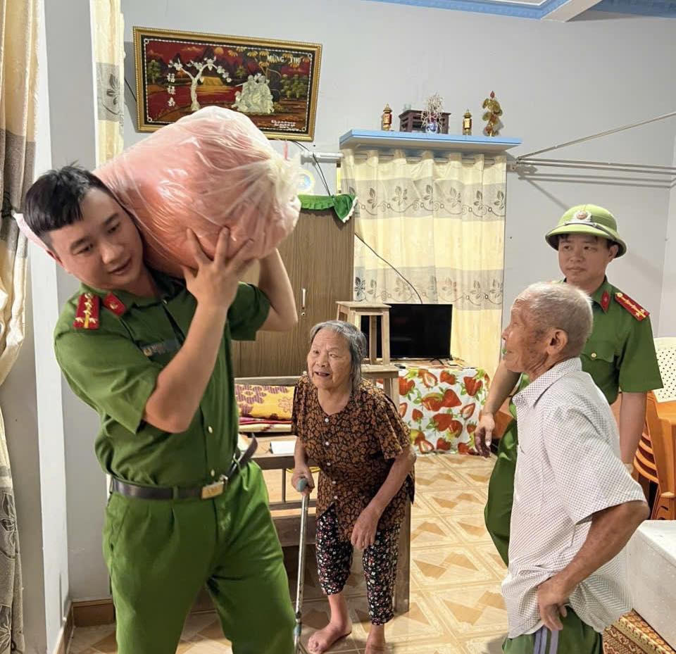 Công an Hà Tĩnh giúp dân kê cao đồ đạc. Ảnh: CA.