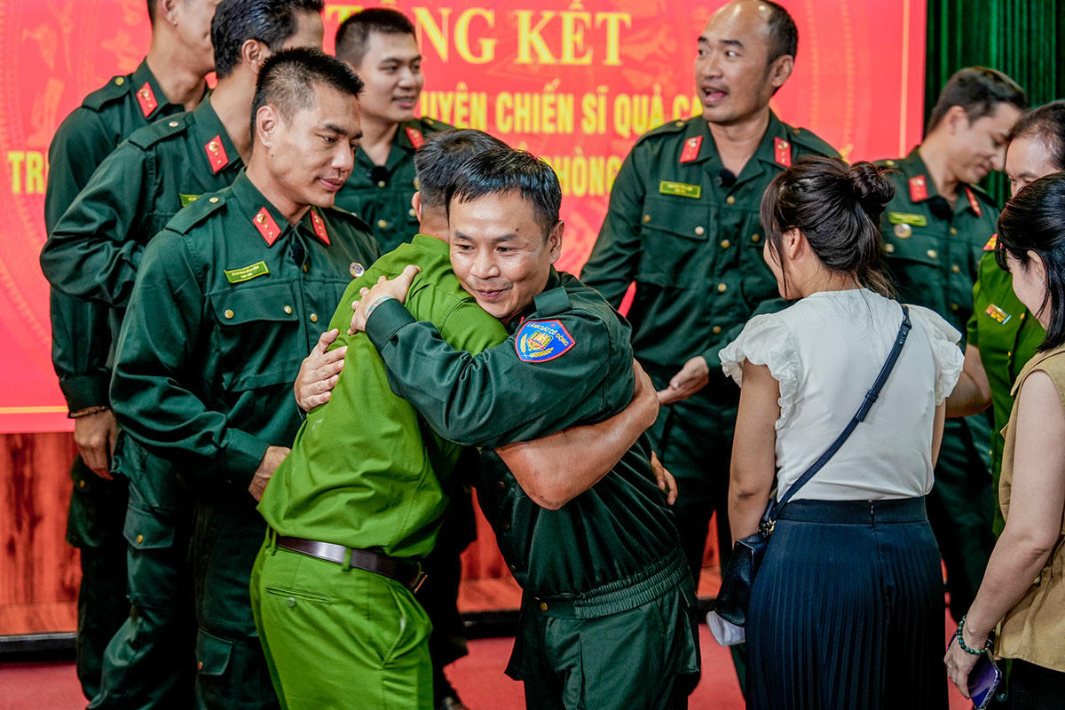 Những cái ôm thắm tình đồng đội. Ảnh: H.A.