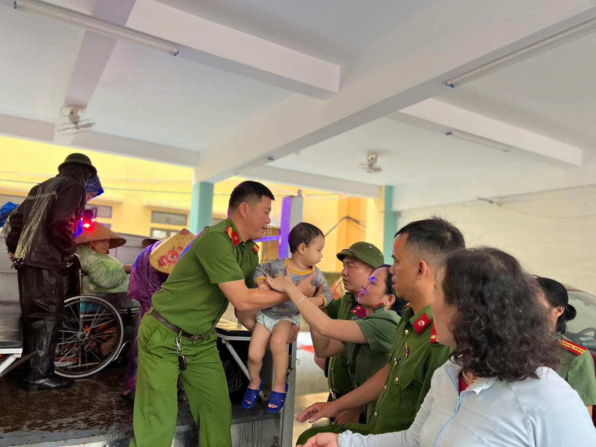 Trẻ em và người già là đối tượng ưu tiên di dời. Ảnh: NX.