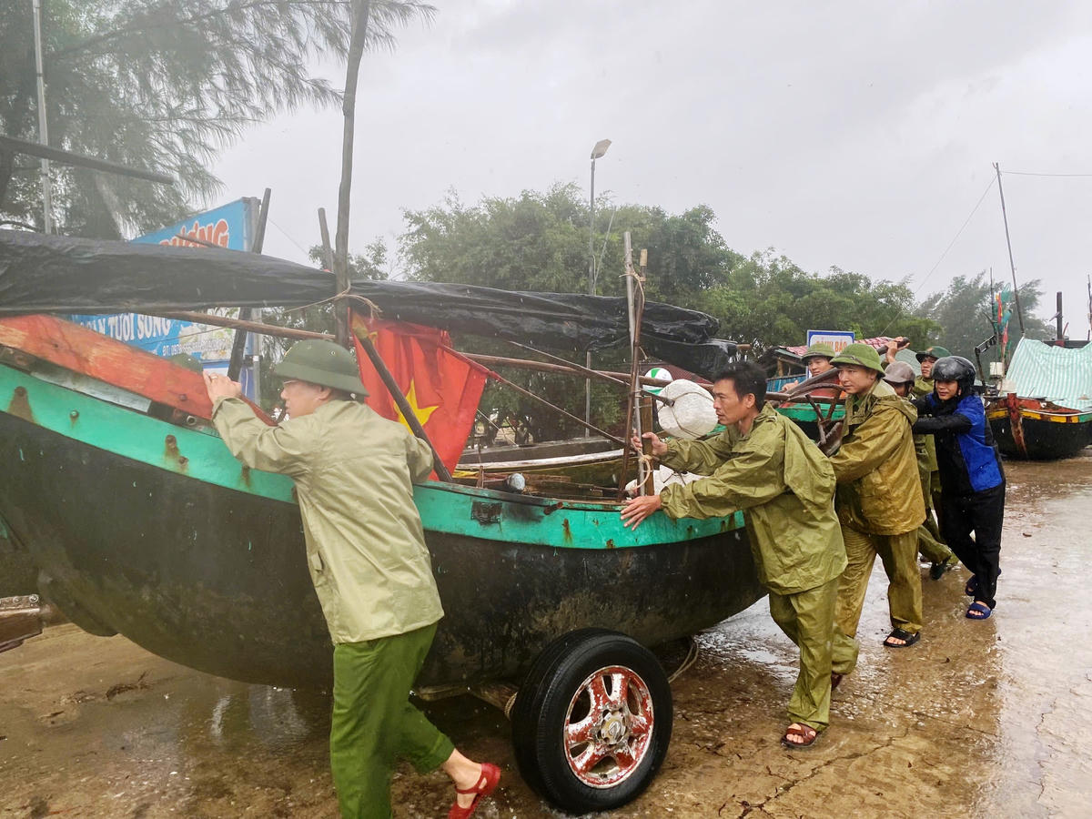 Các phương tiện tàu thuyền cũng khẩn trương được đưa đến nơi tránh trú an toàn. Ảnh: Nguyễn Chung.