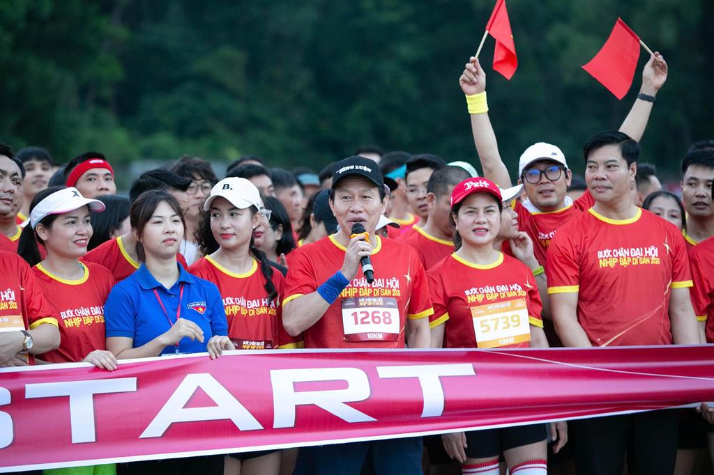 Bí thư Thành uỷ Hải Phòng Lê Tiến Châu động viên, khích lệ tinh thần các vận động viên tham dự giải chạy. Ảnh: CTV.