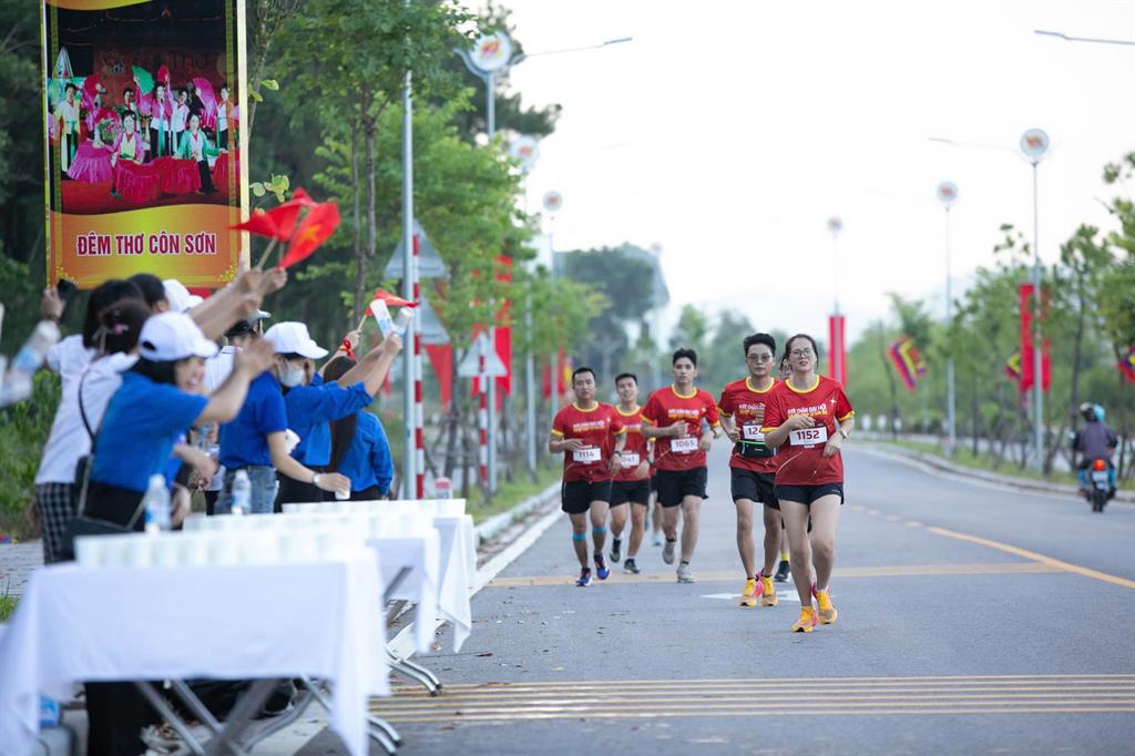 Giải đấu có hai cự ly 5km và 10km, đường chạy bao quanh hồ Côn Sơn. Ảnh: CTV.