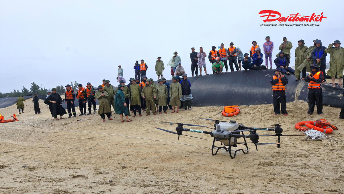 Sau
khi tiếp nhận thông tin, hàng trăm cán bộ, chiến sĩ, người dân cùng các phương
tiện đã được huy động đến hiện trường triển khai các biện pháp ứng cứu. Ảnh: Đỗ
Văn.