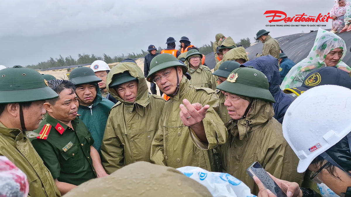 Sáng
28/9, Bí thư Tỉnh ủy Quảng Trị Lê Ngọc Quang, Phó Chủ tịch Thường trực UBND tỉnh
Quảng Trị Hoàng Nam đã trực tiếp đến hiện trường chỉ đạo công tác ứng cứu 2
thuyền cá và các ngư dân gặp nạn. Ảnh: Đỗ Văn.