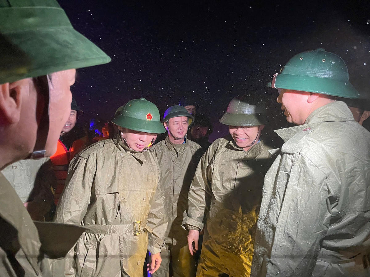 Phó Thủ tướng kiểm tra công tác phòng, chống bão số 10 tại khu neo đậu, tránh trú bão Kỳ Phương, phường Hoành Sơn. Ảnh: CAHT.