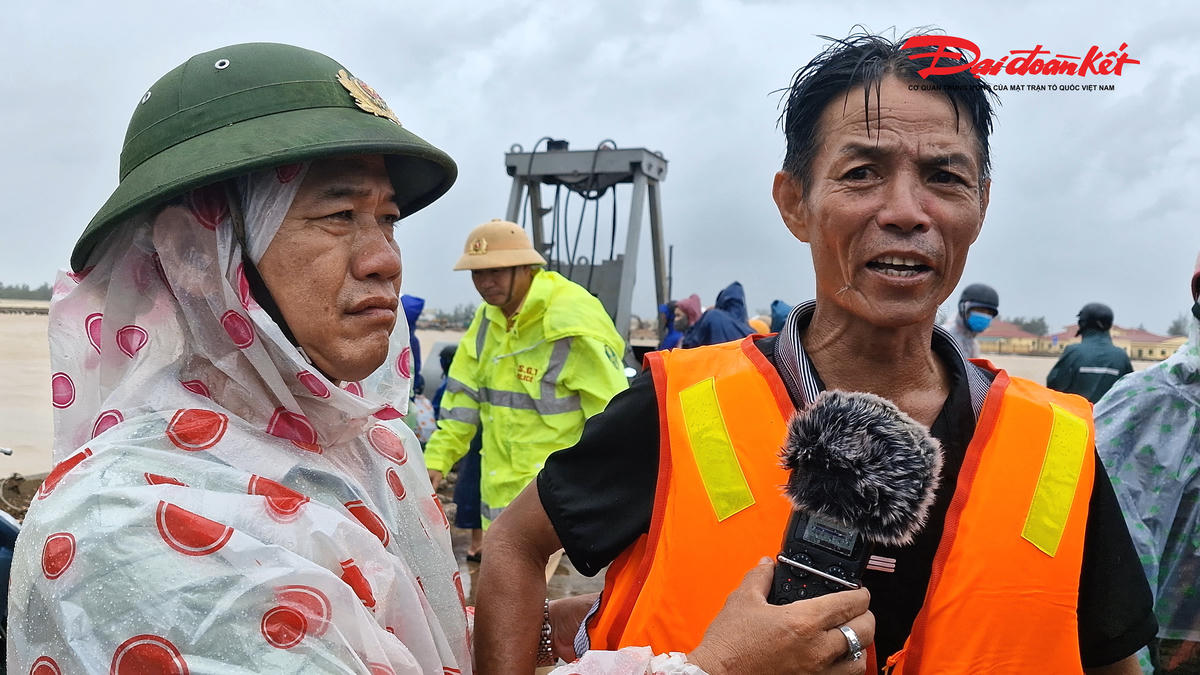 Ông
Võ Văn Dũng (mặc áo phao; 51 tuổi; trú tại khu phố 6, xã Cửa Việt) - người tham
gia ứng cứu các ngư dân gặp nạn cho biết, tính đến 9h cùng ngày, đã ứng cứu được
8 người trên chiếc tàu bị chết máy, bị sóng đánh vỡ mạn. Ảnh: Đỗ Văn.