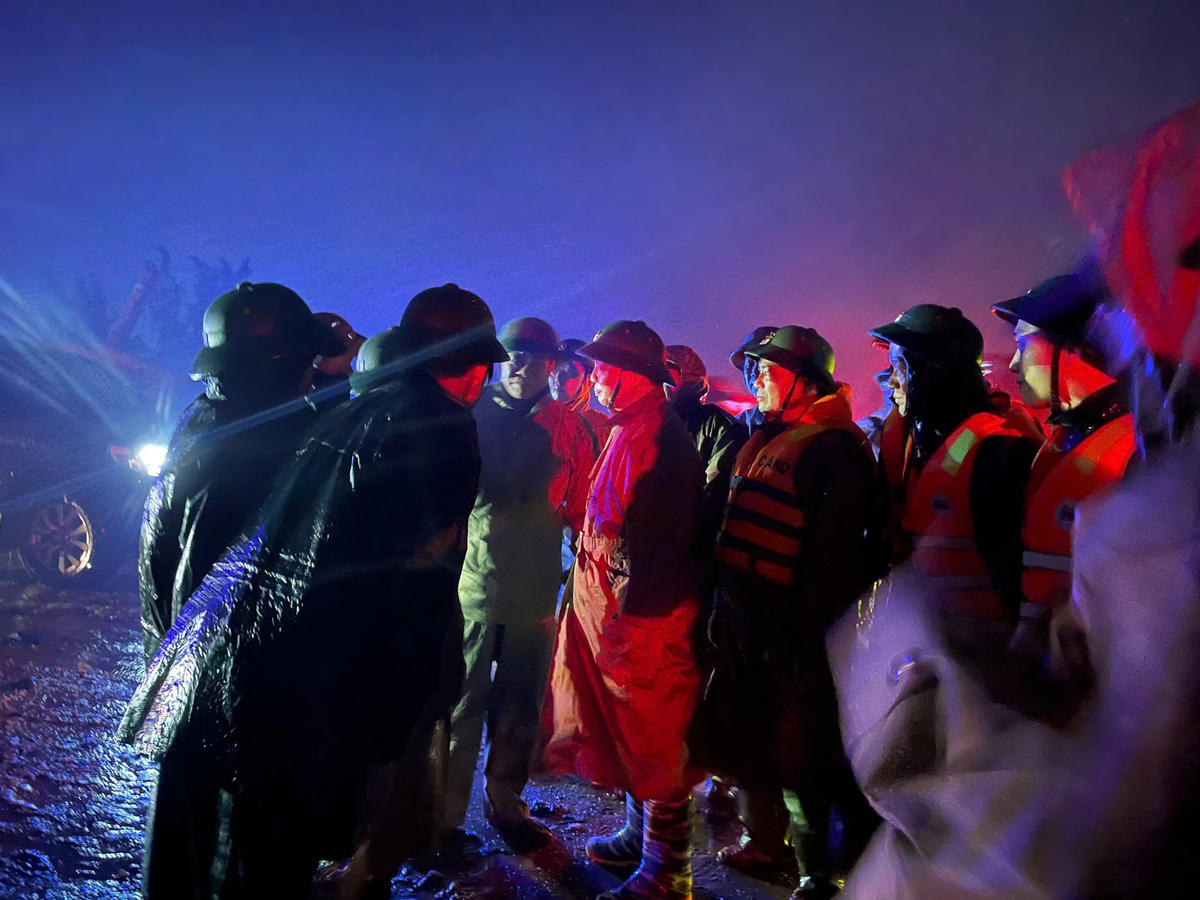 Phó Thủ tướng Trần Hồng Hà đề nghị cấp ủy, chính quyền, lực lượng chức năng Hà Tĩnh phải đảm bảo an toàn cho người dân là trên hết. Ảnh: CAHT.