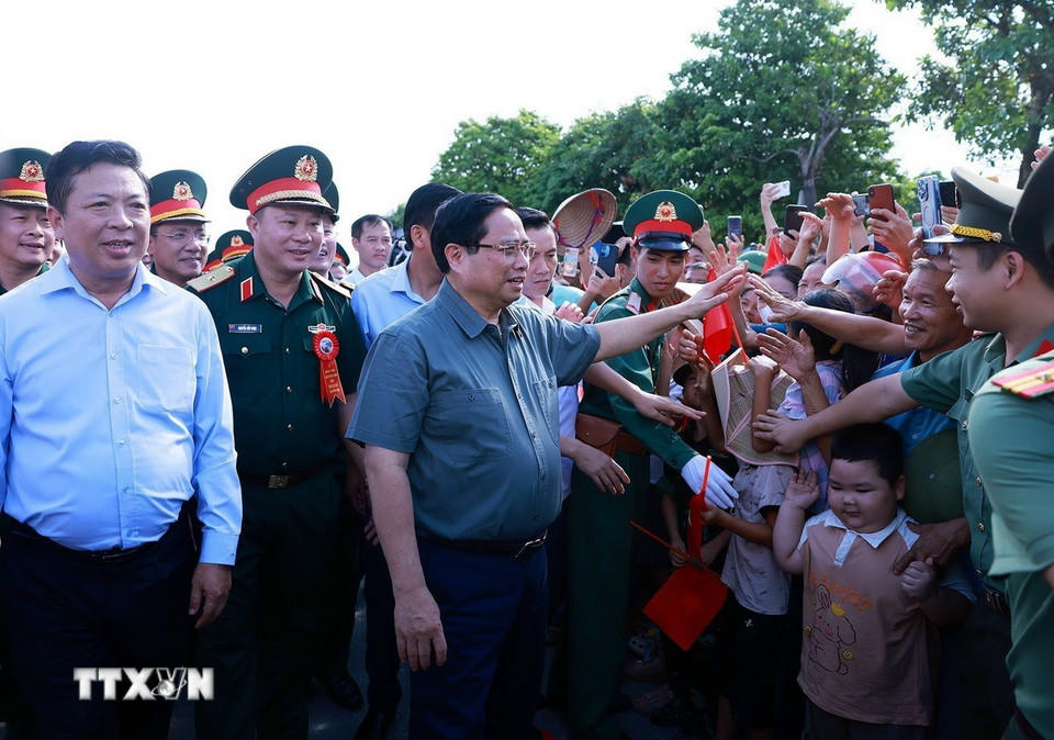 Thủ tướng Phạm Minh Chính với nhân dân khu vực dự án cầu Phong Châu mới trên Quốc lộ 32C. (Ảnh: Dương Giang/TTXVN).