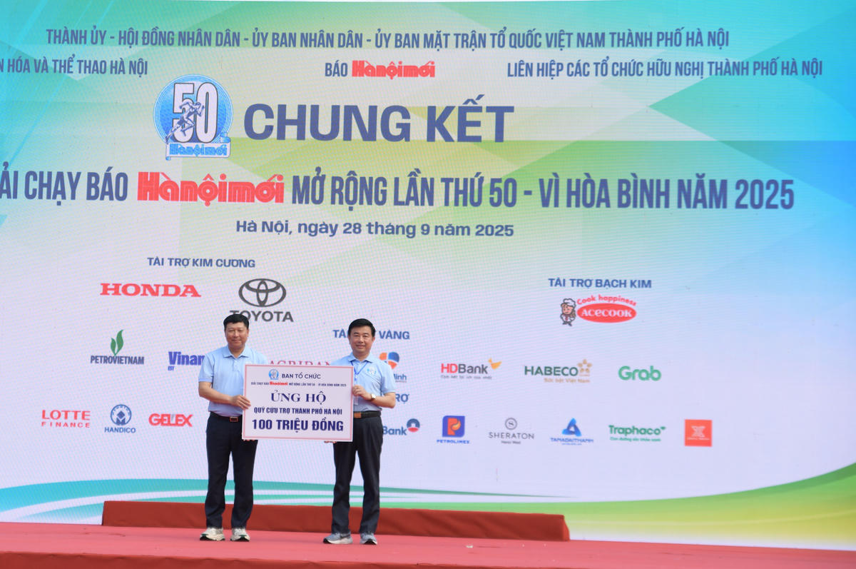 Nguyễn Minh Đức - Tổng Biên tập Báo Hànộimới trao tặng 100.000.000 đồng tới Quỹ Cứu trợ thành phố Hà Nội. Ảnh: Phạm Sỹ.