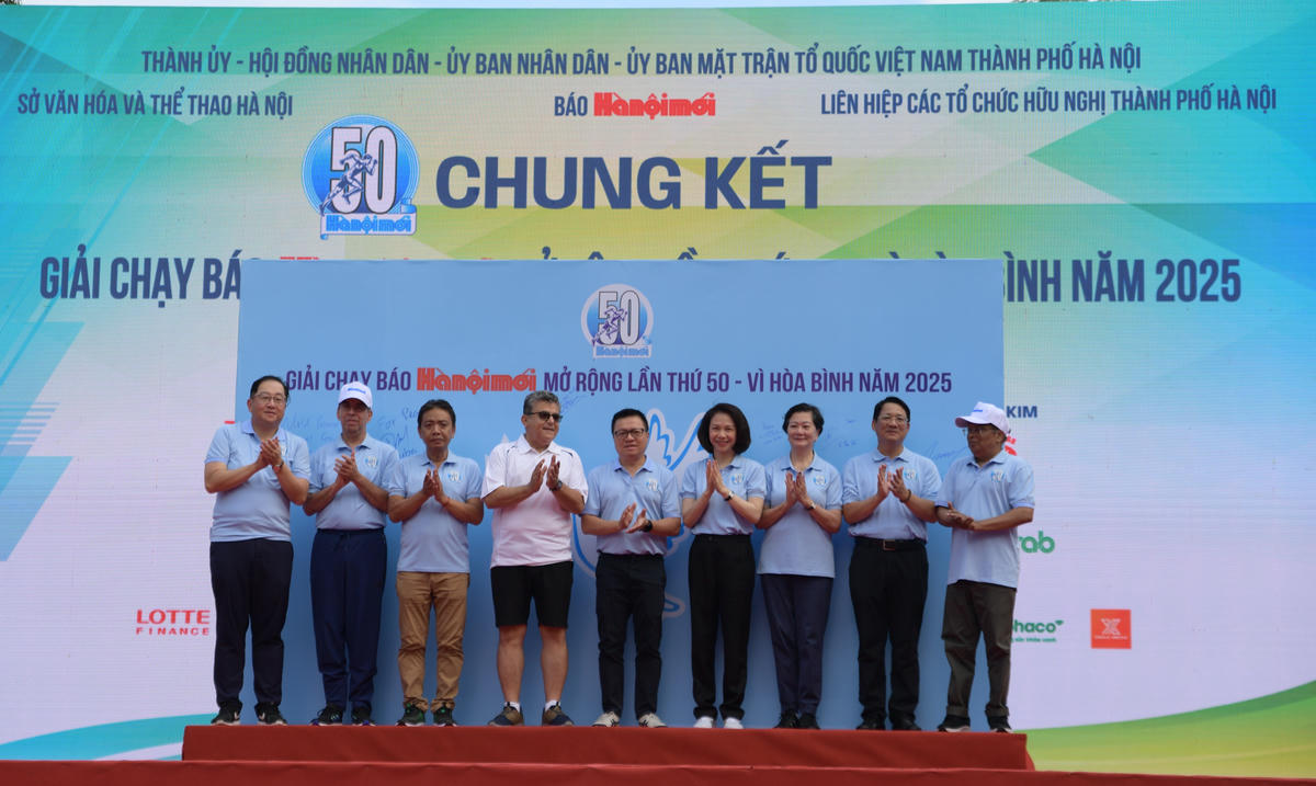 Các đại biểu thực hiện nghi thức ký Cờ Hòa bình. Ảnh: Phạm Sỹ.