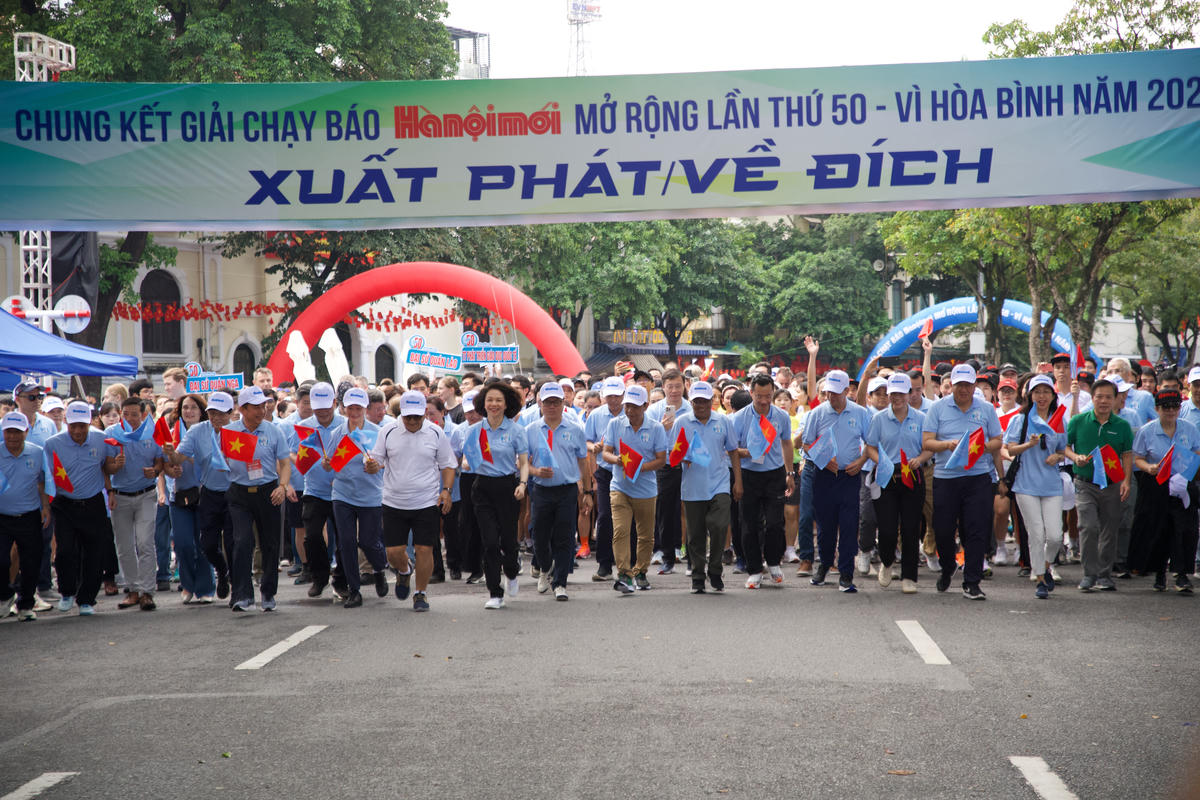 Các đại biểu, các Đoàn Ngoại giao và các tổ chức Quốc tế, Quý vị đại biểu, các vị khách quý, các nhà tài trợ chạy hưởng ứng. Ảnh: Phạm Sỹ.