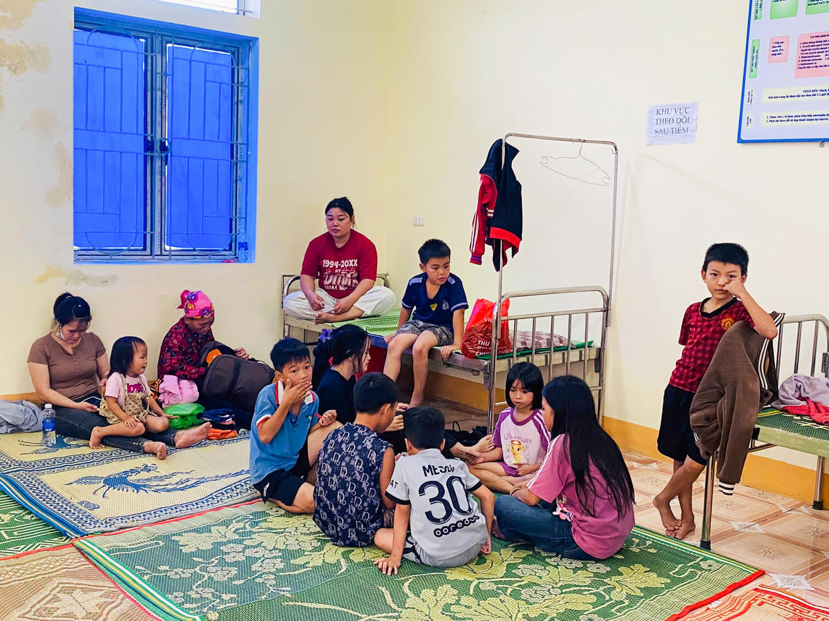 Người dân được bố trí đến các điểm sơ tán tập trung như Trạm Y tế, trụ sở UBND cũ và nhà văn hóa tổ dân phố.