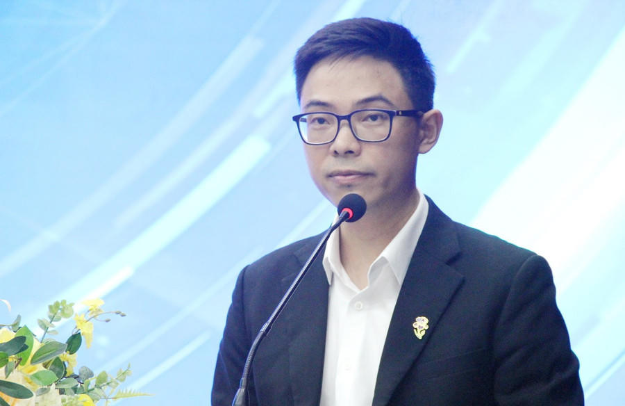 Ông Phạm Đức Tâm – Viện trưởng Viện Nghiên cứu Ứng dụng STEM và Đào tạo nhân lực phát biểu tại hội thảo.