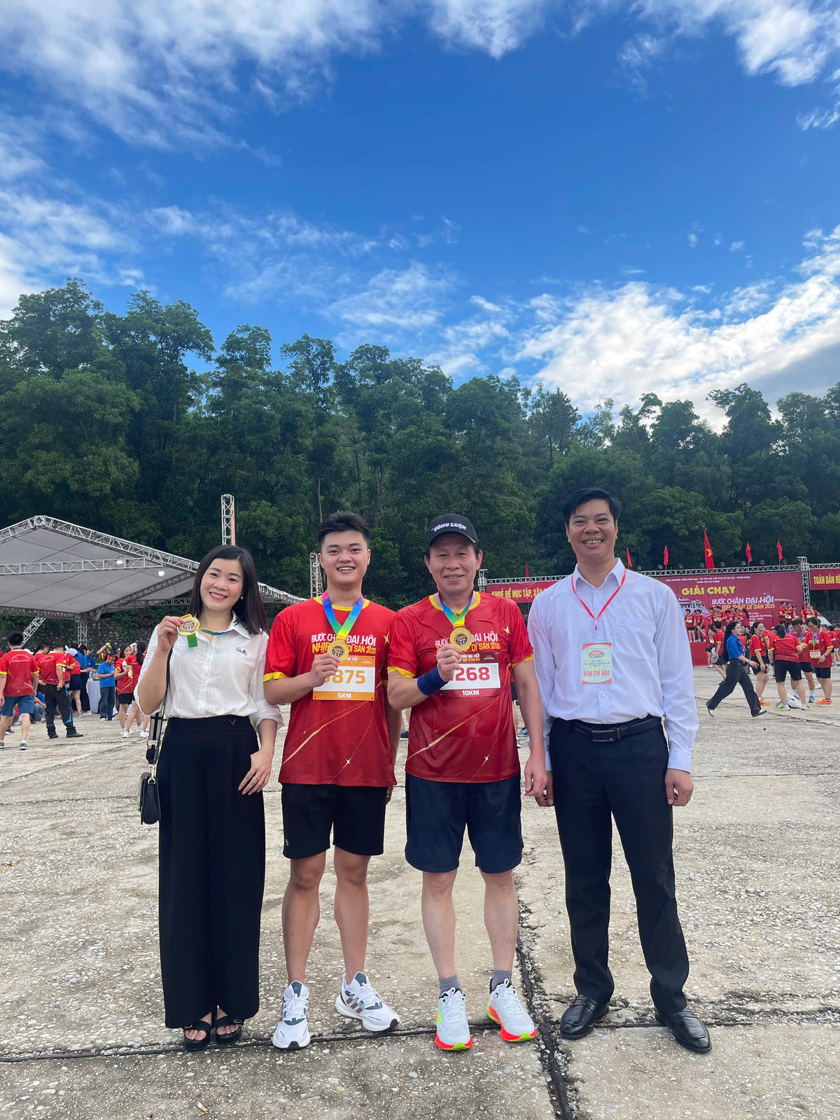 Bí thư Thành uỷ Hải Phòng chụp ảnh kỷ niệm với các vận động viên tham dự giải chạy. Ảnh: CTV.