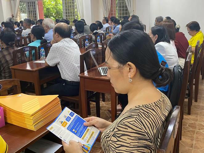 Truyền thông chính sách cho người dân tại phường Trấn Biên, tỉnh Đồng Nai. Ảnh: Hồ Tú.