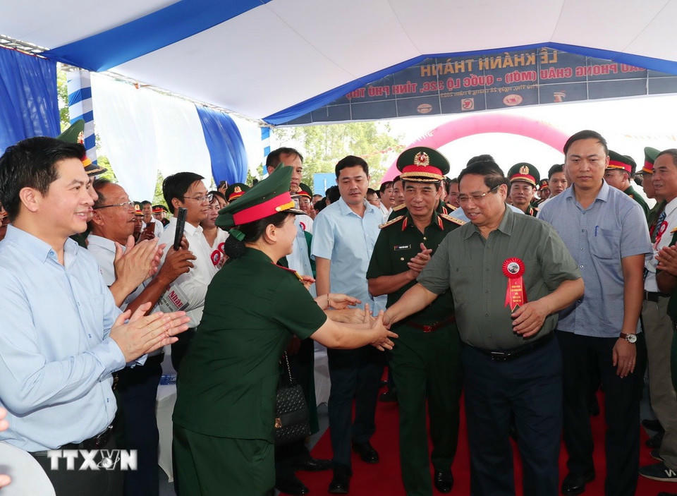 Thủ tướng Phạm Minh Chính tới dự lễ khánh thành cầu Phong Châu (Phú Thọ). (Ảnh: Trọng Đức/TTXVN).